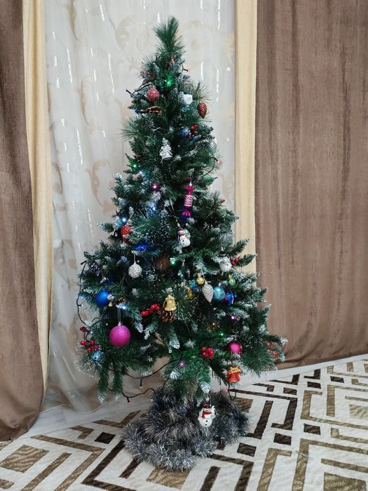 Ëлка с игрушками