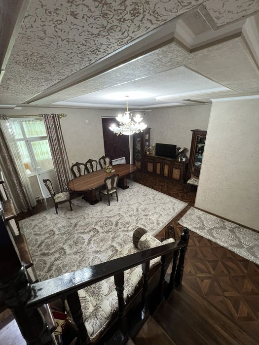 Uy sotiladi! Продам просторную 2-этажную квартиру в центре города!