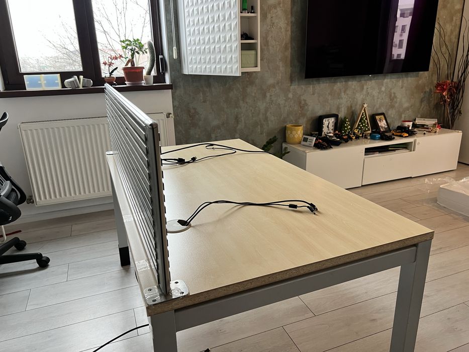 Birou office 140x80 cm cu parvan metalic si suport cabluri