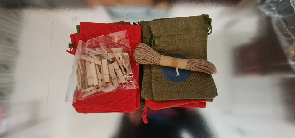 Set de 24 saculeti de craciun cadou cu 24 cleme si 24 stickere + funie