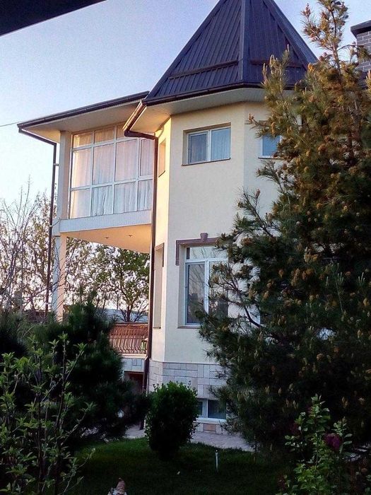 Продам 3 этаж. дом общ. пл. 350 кв. м., 6комн., участок 11 соток