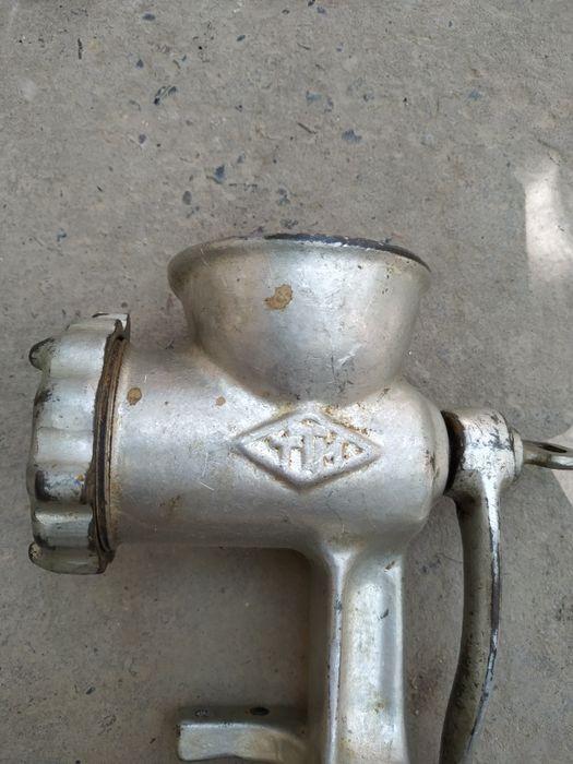 Продается ручная мясорубка железная