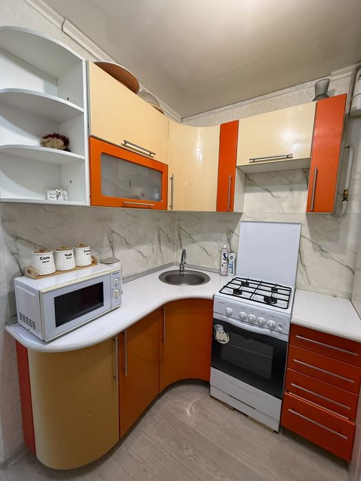 Продам кухонный вместе с газплитой