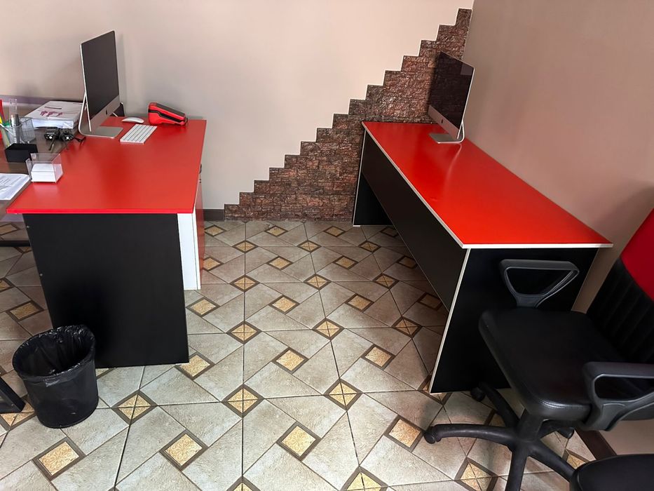 Офисные столы красные