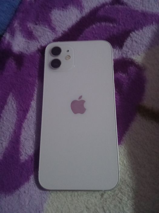 iPhone 12 folosit, fără nicio zgârietură, dar blocat de proprietar