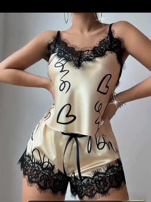 Сатенена пижама. .