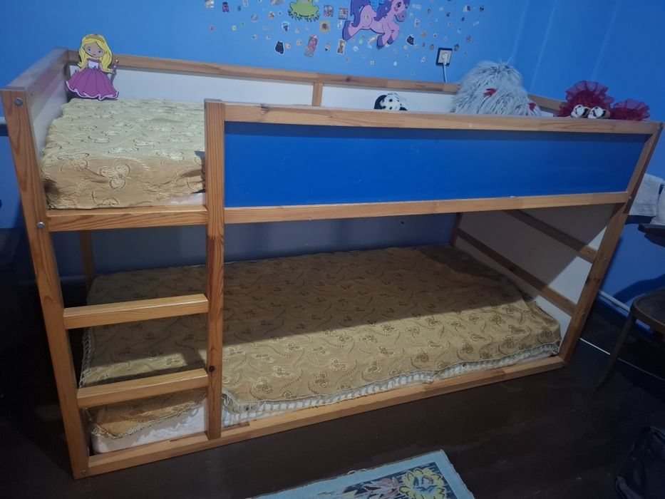 Двуетажно легло.