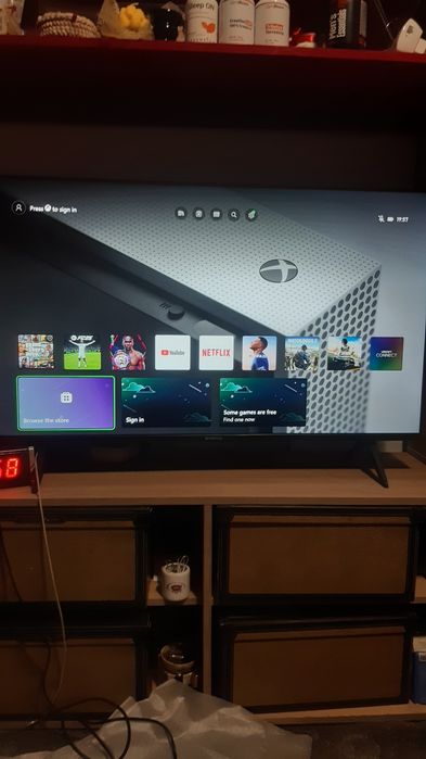 Xbox One S 1TB- Pachet gata de joc 

Ofer spr