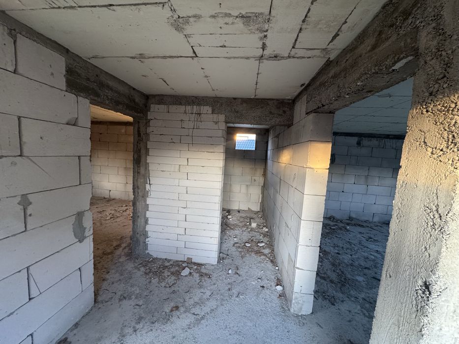 Casă P+M la roșu, teren 1600 mp schimb ap./garsonieră Pitești–Mioveni