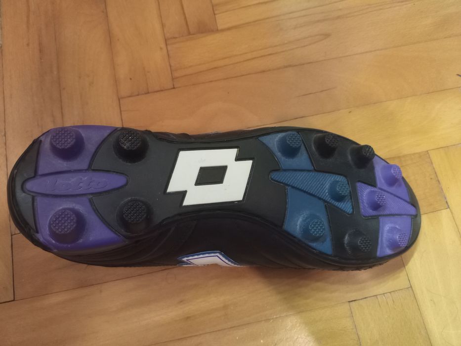 Спортни обувки за футбол - бутонки