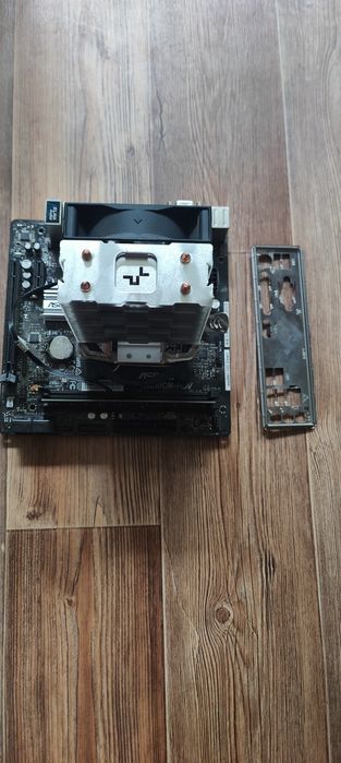 Core i5 9400. RAM16GB
