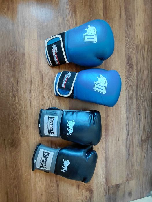 Два чифта боксови ръкавици и каска