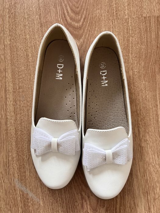 Продаю белые балетки с бантиком
