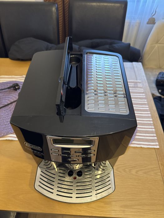Vand expresoare de cafea delonghi  .