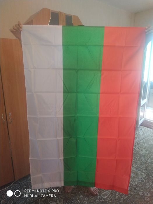 Знаме - трибагреник с размери 145/87 см.