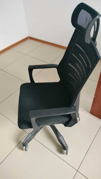 Офисное кресло и стулья