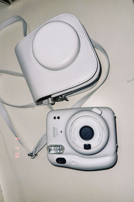 instax mini 11 в светлом цвете