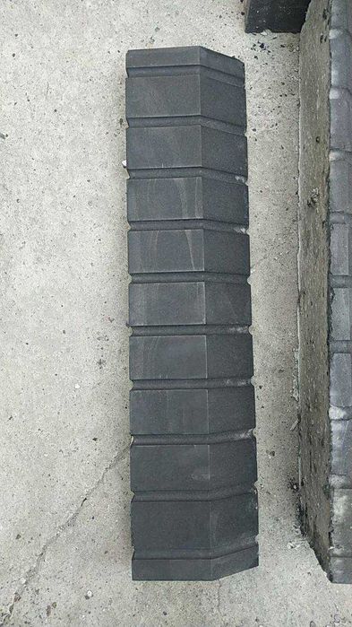 бордюры. дорожный бордюр, люк, лоток. тротуарный бордюр. водосток