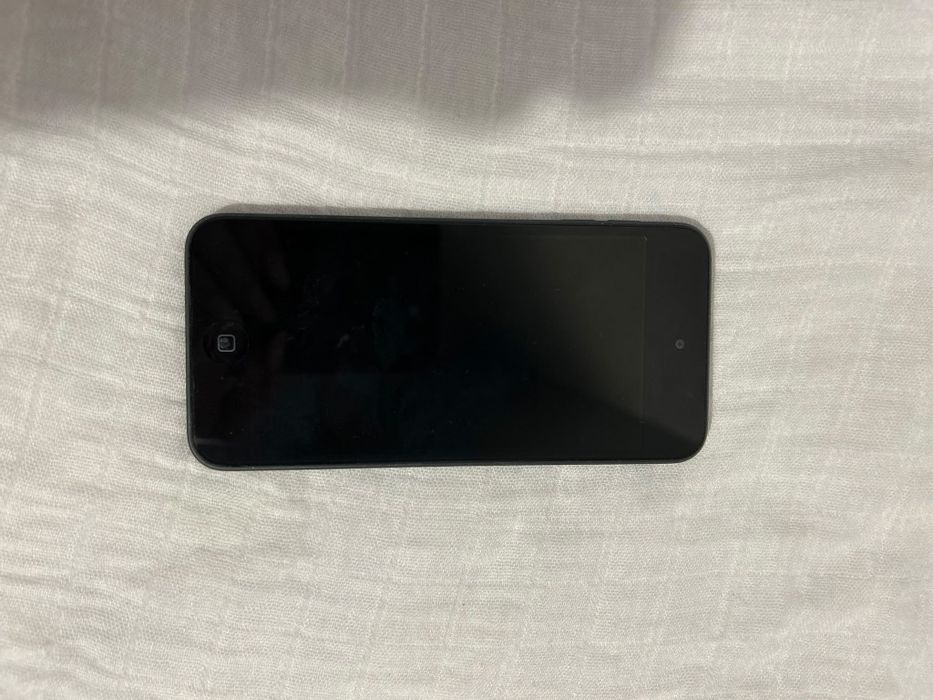 Vând iPod Touch 5th Generation, 32 GB, culoare Space Gray, în stare foarte bună de funcționare.