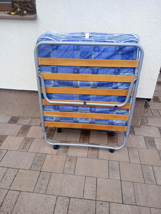 Pat pliant  cadrul metalic saltea din spuma 10 cm