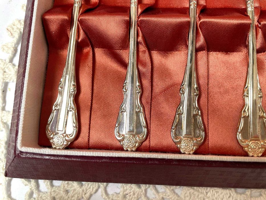 Красиви посребрени лъжички в кутия, закупени от Англия
