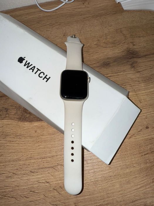 Продам Apple Watch SE