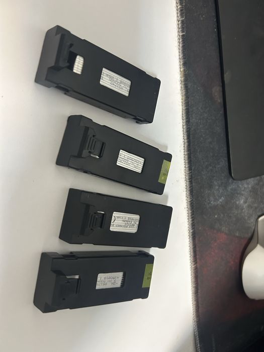 Продавам дрон с 5 батерий и кутия