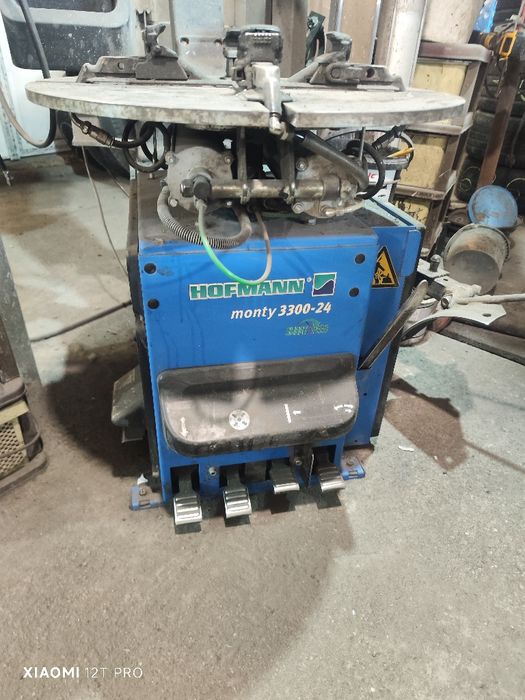 Машина  за демонтаж монтаж на гуми със рамо за рънфат на Хофман