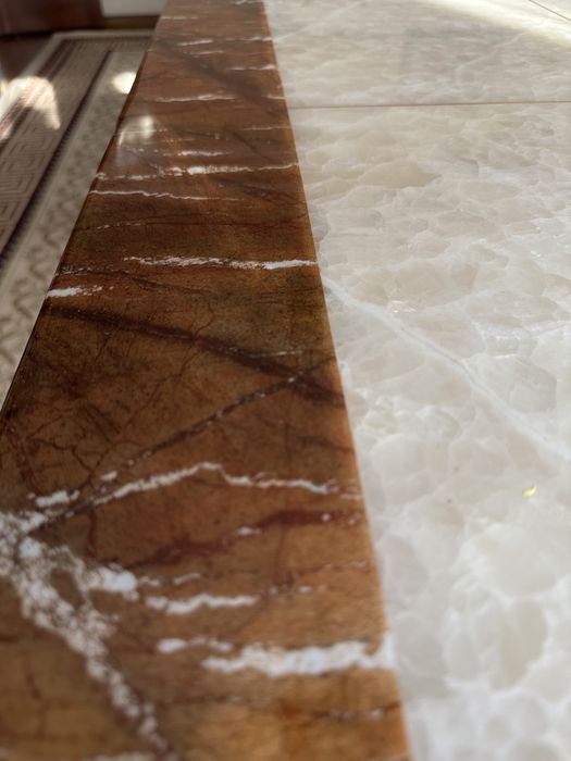 Мраморный стол в гостинную