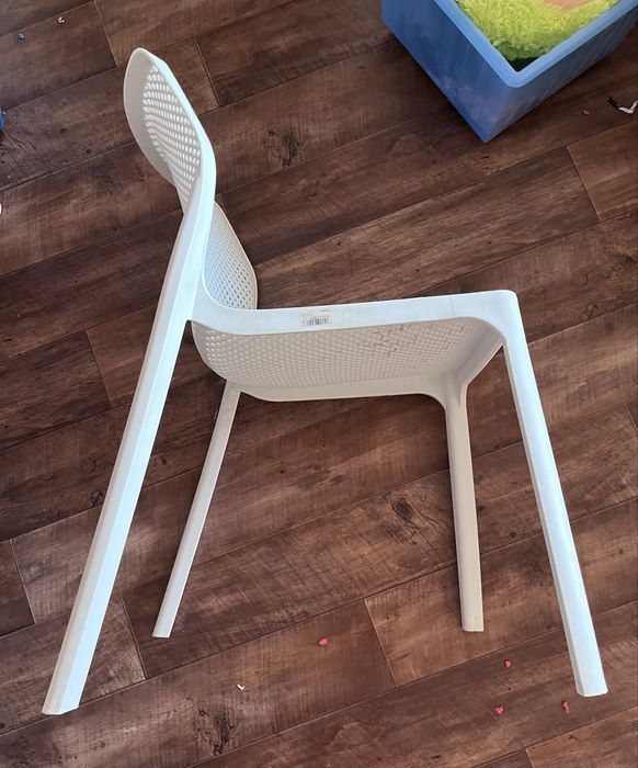 Два одинаковых стула (пластик), почти новые