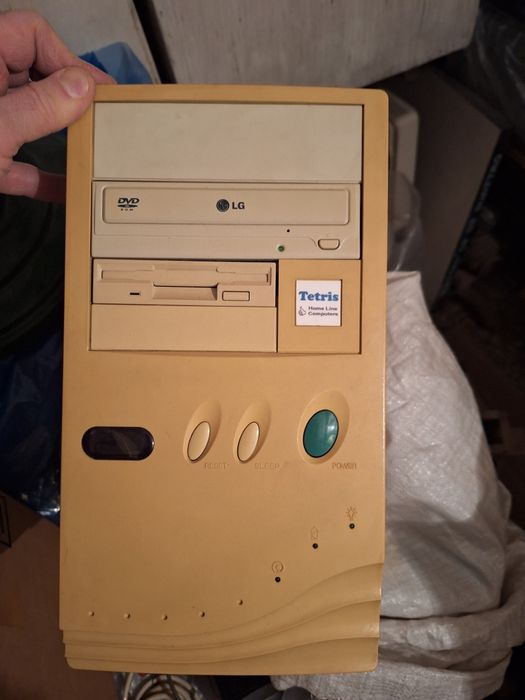 Vând calculator Pentium 2 Intel 350