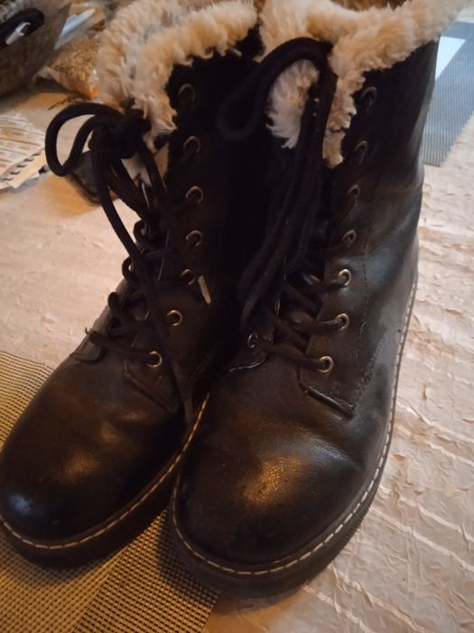 Продавам детски ботушки, отвътре ватирани, запазени,за момиче ,32 номе