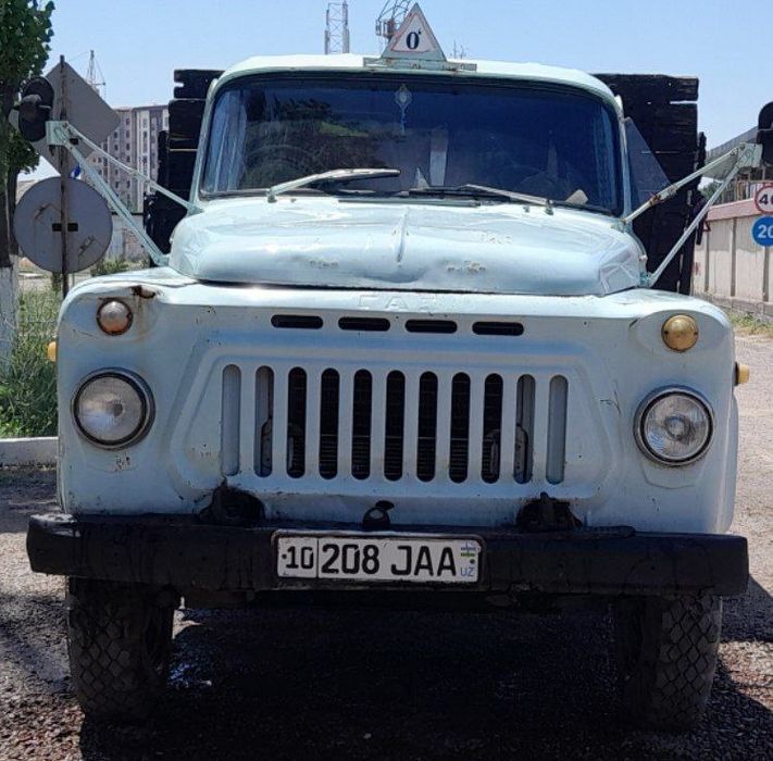 Газ 52 на ходу   .