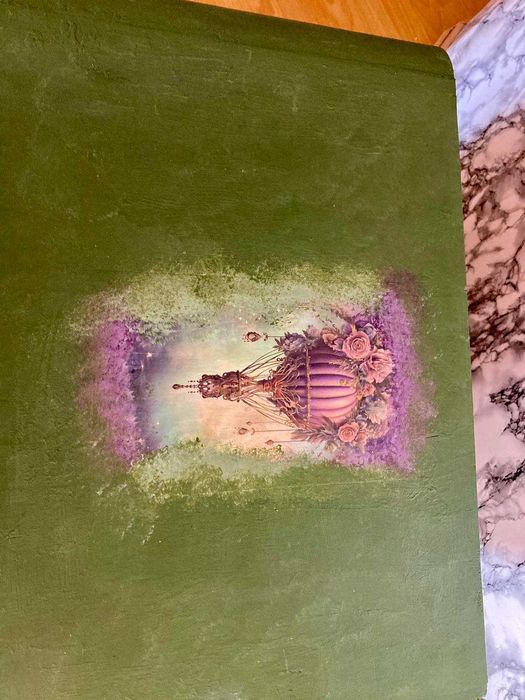 Ръчно декорирано нощно шкафче от дърво