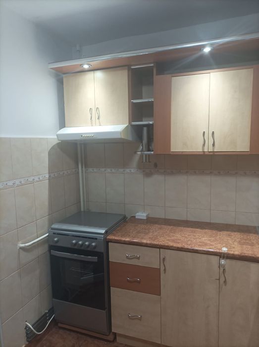 Închiriez apartament doua camere.