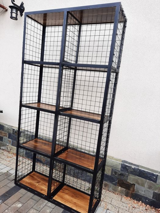 Raft stil industrial cu plasa și lemn natural