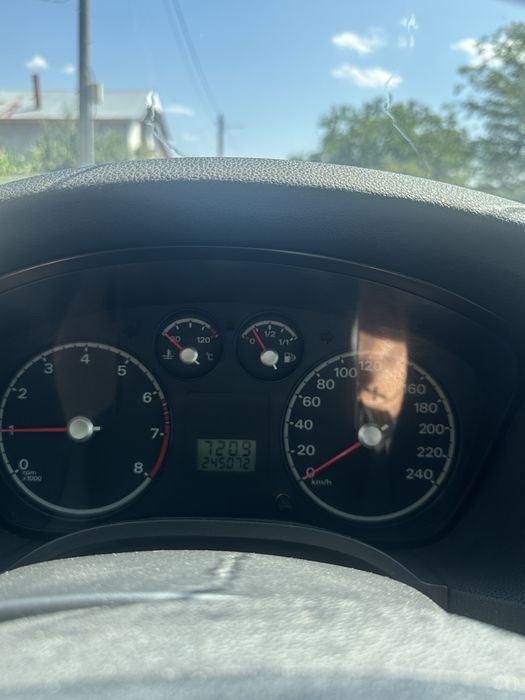 Vănd Ford Focus,16 benzină,2005-preț negociabil!