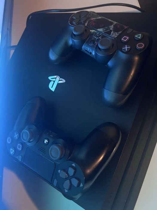 Playstation  4 pro  plus manete si jocuri