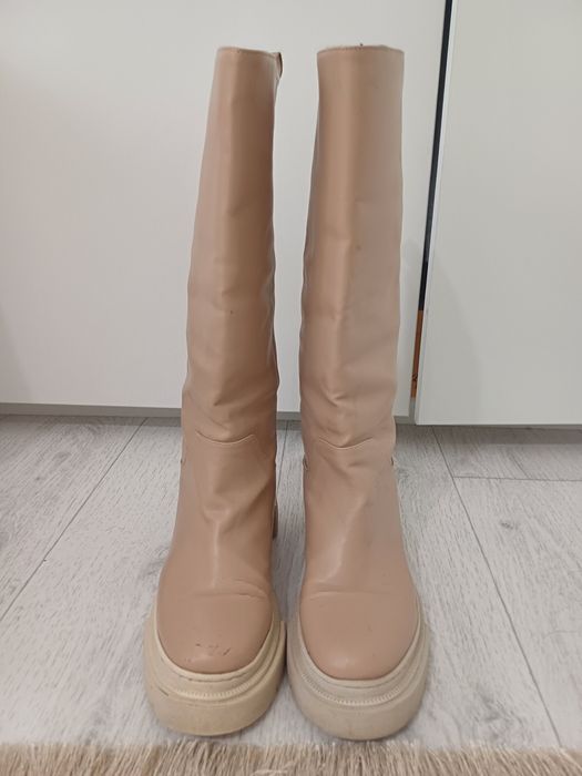 Осенние ботинки бежевого цвета