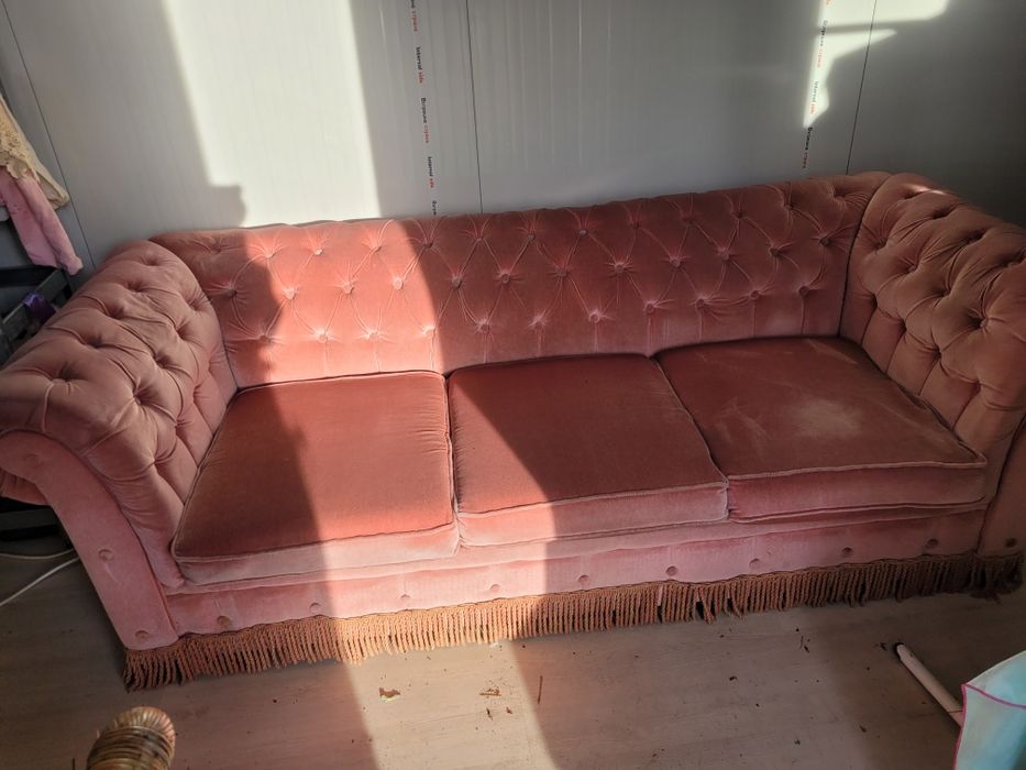 Продавам диван честърфийлт