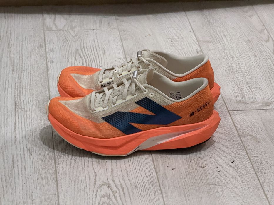 Беговые кроссовки New Balance FuelCell Rebel