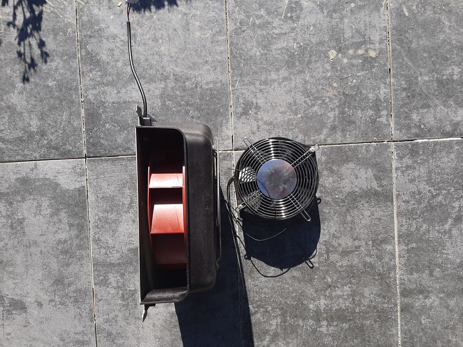 Vind două ventilatoare noi marca simens