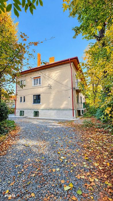 Liniste si intimitate in zona centrala–Apartament in vila, garaj+dem