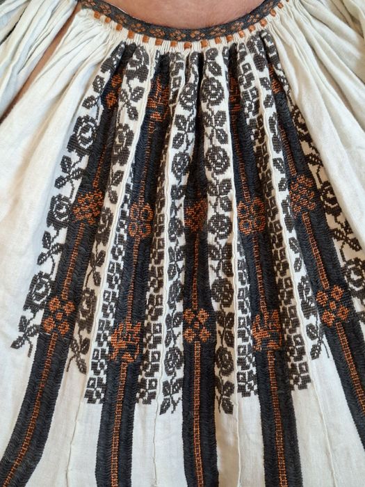 Vind costum popular