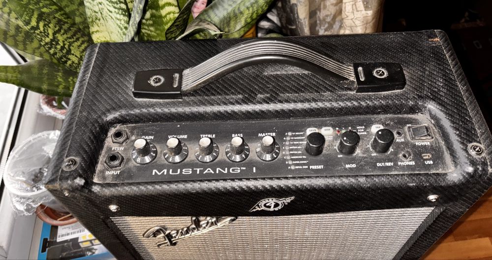 Комбоусилитель гитарный - Mustang 1, Fender