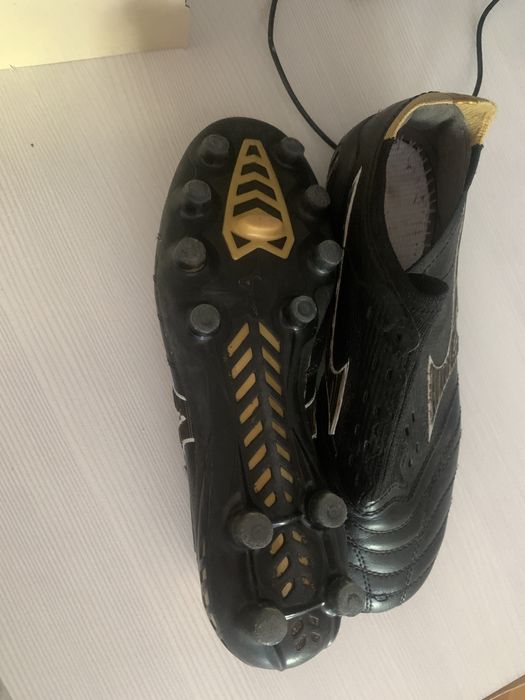 Футбольные кроссовки