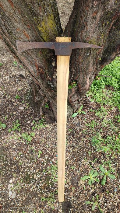 Târnăcop facut la forjă