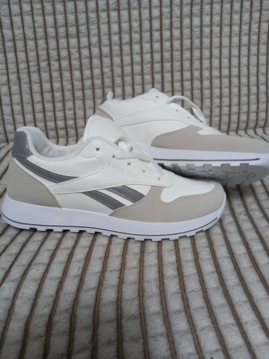 Продам новые женские кроссовки  6000тг.