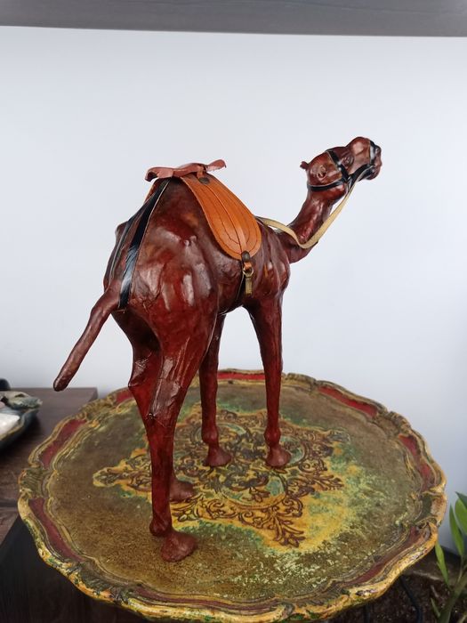 Ръчно изработени фигури от естествена кожа – Камила и Кон