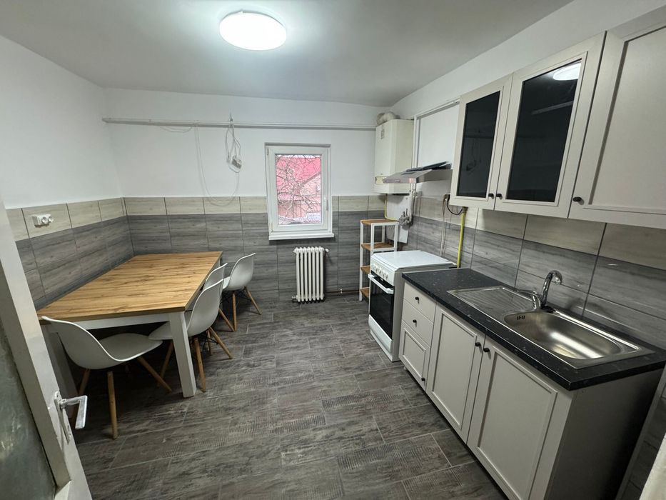 Apartament cu 4 camere de inchiriat